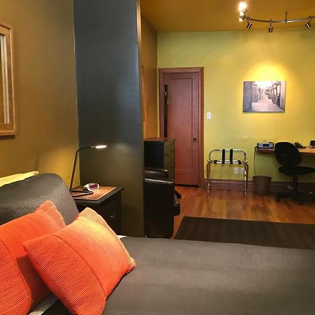 A La Carte Bed & Breakfast Монреал Екстериор снимка